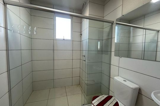 Banheiro social de apartamento à venda com 2 quartos, 56m² em Canudos, Novo Hamburgo