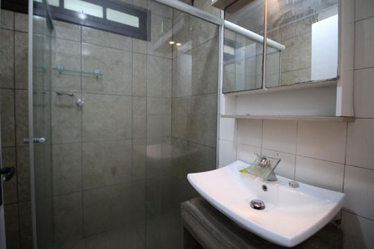 Banheiro de casa para alugar com 2 quartos, 130m² em Jardim do Salso, Porto Alegre
