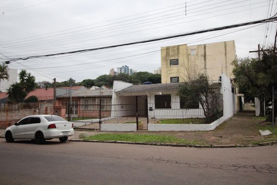 Fachada de casa para alugar com 2 quartos, 130m² em Jardim do Salso, Porto Alegre