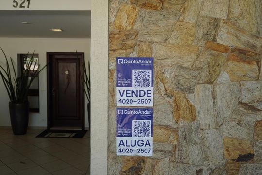 Garagem  de casa de condomínio para alugar com 4 quartos, 620m² em Morada dos Pássaros, Barueri
