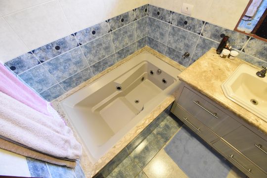 Banheiro da Suíte de casa de condomínio à venda com 4 quartos, 200m² em Santa Felicidade, Curitiba