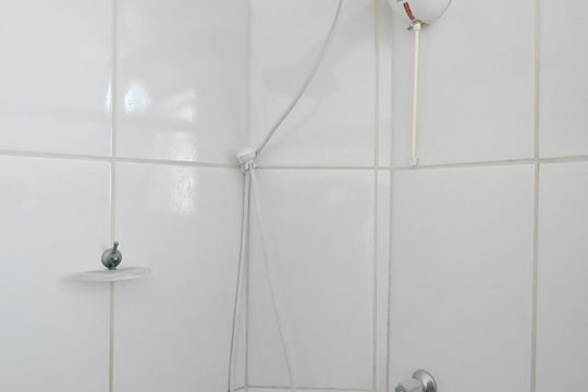Banheiro de apartamento para alugar com 2 quartos, 54m² em Parque Pinheiros, Taboão da Serra