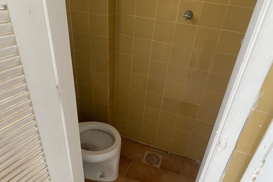 Banheiro de serviço de apartamento para alugar com 3 quartos, 100m² em Icaraí, Niterói
