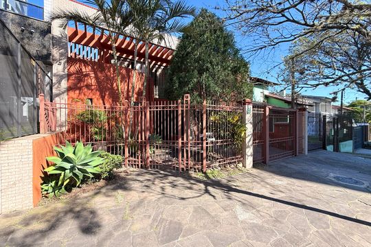 Fachada de casa para alugar com 3 quartos, 391m² em Jardim Itu, Porto Alegre