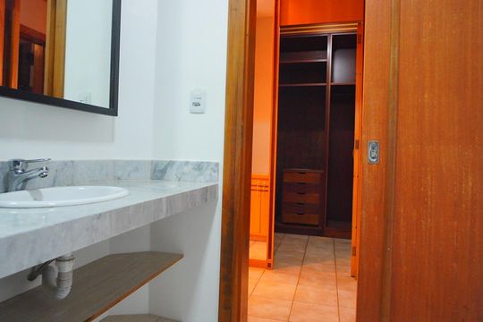 Banheiro suite  de casa para alugar com 4 quartos, 165m² em Jardim Sabará, Porto Alegre