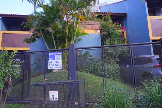 Fachada  de casa para alugar com 4 quartos, 165m² em Jardim Sabará, Porto Alegre