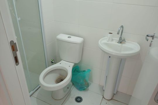 Banheiro de apartamento para alugar com 2 quartos, 43m² em Parque Munhoz, São Paulo