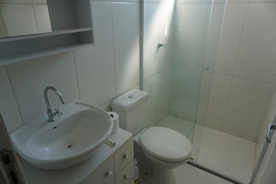Banheiro de apartamento para alugar com 2 quartos, 60m² em Votuparim, Barueri