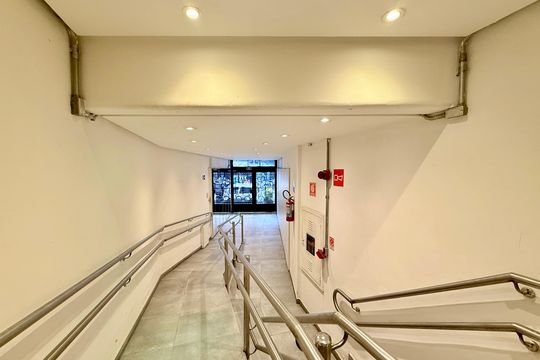 Entrada  de apartamento à venda com 3 quartos, 163m² em Vila Cordeiro, São Paulo