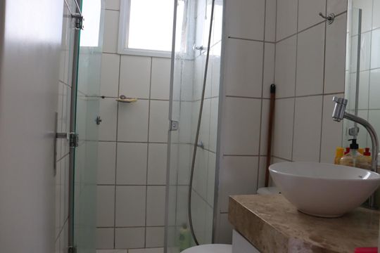 Banheiro Social de apartamento à venda com 2 quartos, 67m² em Jardim Atlantico, Goiânia