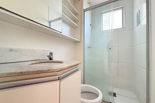 Banheiro de apartamento à venda com 2 quartos, 57m² em Cinquentenario, Belo Horizonte