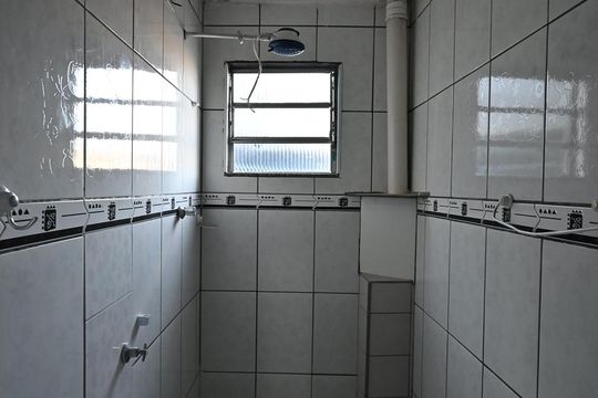 Banheiro de casa à venda com 1 quarto, 50m² em Jardim Campo Limpo, São Paulo