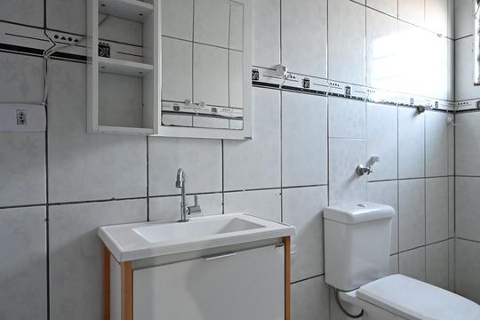 Banheiro de casa à venda com 1 quarto, 50m² em Jardim Campo Limpo, São Paulo