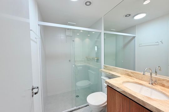 Banheiro de kitnet/studio para alugar com 1 quarto, 26m² em Santo Amaro, São Paulo