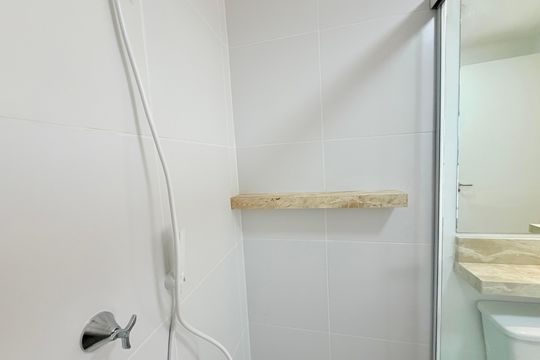 Banheiro de kitnet/studio para alugar com 1 quarto, 26m² em Santo Amaro, São Paulo