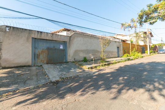 Casa para alugar com 3 quartos, 390m² em Planalto, Belo Horizonte