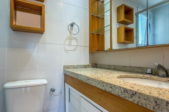 Banheiro da Suíte de apartamento para alugar com 3 quartos, 75m² em Cristo Redentor, Porto Alegre