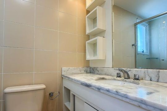 Banheiro social de apartamento para alugar com 3 quartos, 75m² em Cristo Redentor, Porto Alegre