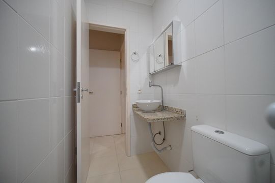 Banheiro da Suíte de apartamento para alugar com 2 quartos, 77m² em Areias, São José