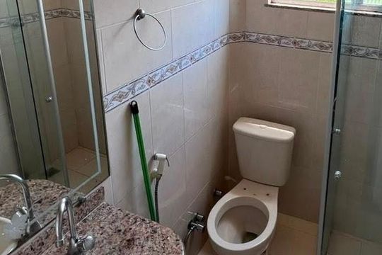 Banheiro de apartamento para alugar com 2 quartos, 60m² em Colubandê, São Gonçalo