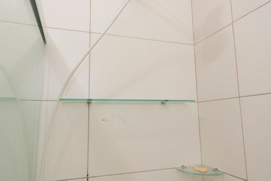 Banheiro de kitnet/studio para alugar com 1 quarto, 38m² em Conjunto Residencial Salvador Tolezani, São Paulo