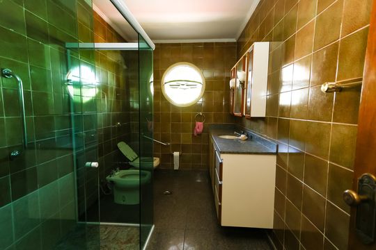 Banheiro social de casa para alugar com 3 quartos, 252m² em Jardim Londrina, São Paulo