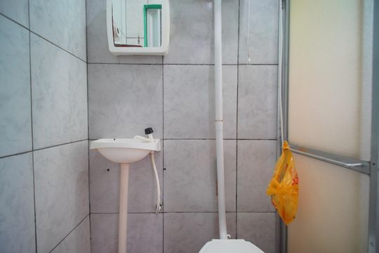Banheiro de kitnet/studio para alugar com 1 quarto, 40m² em Ipiranga, Sapucaia do Sul