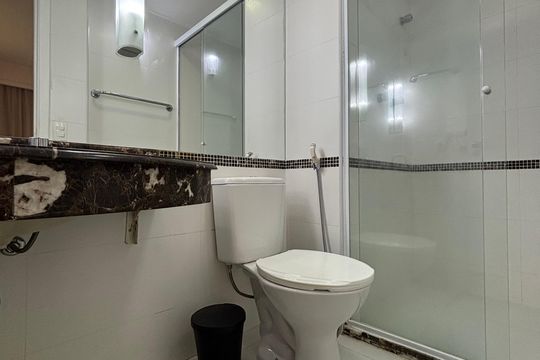 Banheiro de kitnet/studio para alugar com 1 quarto, 31m² em Indianópolis, São Paulo