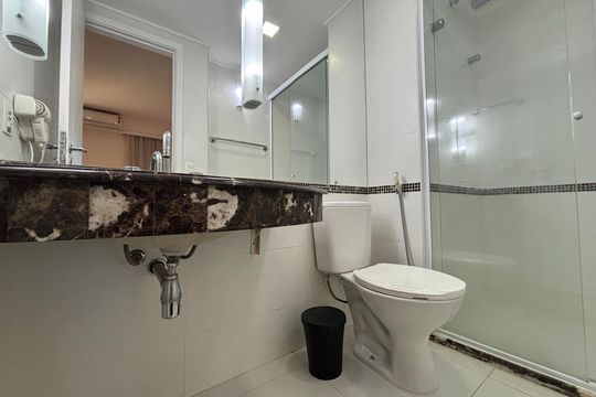 Banheiro de kitnet/studio para alugar com 1 quarto, 31m² em Indianópolis, São Paulo