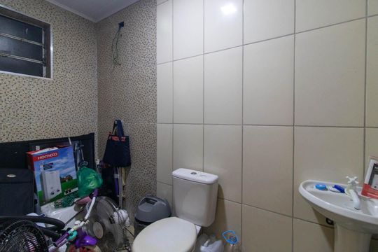 Banheiro de casa à venda com 1 quarto, 385m² em Guarujá, Porto Alegre
