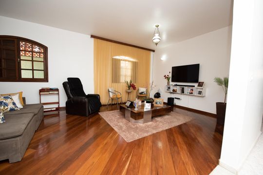 Sala de casa à venda com 3 quartos, 360m² em Diamante, Belo Horizonte