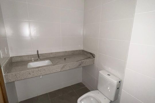 Banheiro de kitnet/studio para alugar com 1 quarto, 24m² em Dom Bosco, Juiz de Fora