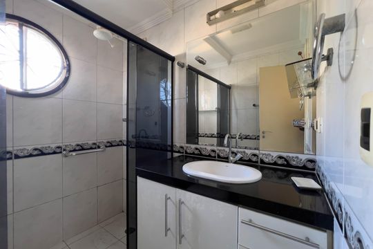 Banheiro do quarto 1 de apartamento para alugar com 3 quartos, 252m² em Vila Monumento, São Paulo