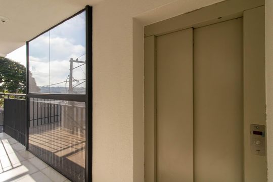 Area Comum - Elevador de kitnet/studio para alugar com 0 quarto, 31m² em Jardim Bom Clima, Guarulhos