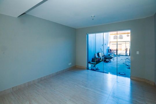 Casa à venda com 3 quartos, 175m² em Planalto, Belo Horizonte
