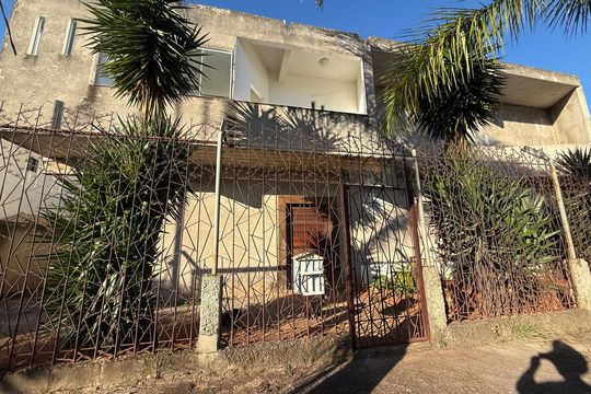Fachada de casa à venda com 3 quartos, 1500m² em Tropical, Contagem