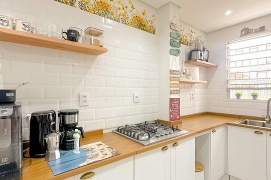 Cozinha de apartamento para alugar com 1 quarto, 60m² em Canasvieiras, Florianópolis