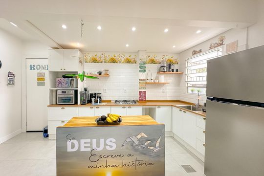 Cozinha de apartamento para alugar com 1 quarto, 60m² em Canasvieiras, Florianópolis