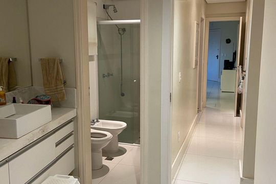 Banheiro social de apartamento para alugar com 3 quartos, 117m² em Cambuí, Campinas