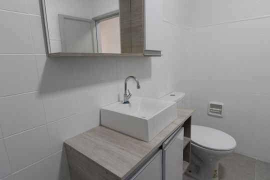Banheiro de apartamento para alugar com 2 quartos, 60m² em Gamboa, Cabo Frio