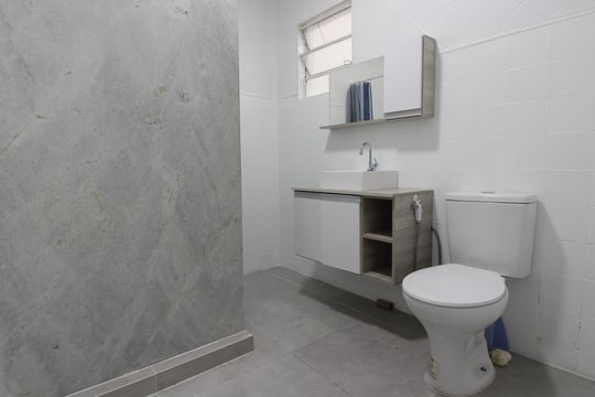 Banheiro de apartamento para alugar com 2 quartos, 60m² em Gamboa, Cabo Frio