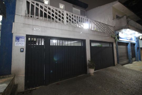 Fachada de casa à venda com 3 quartos, 300m² em Vila Lageado, São Paulo