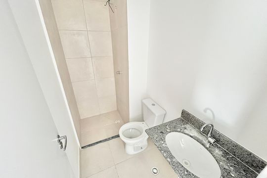Banheiro de apartamento à venda com 2 quartos, 56m² em Parada Inglesa, São Paulo