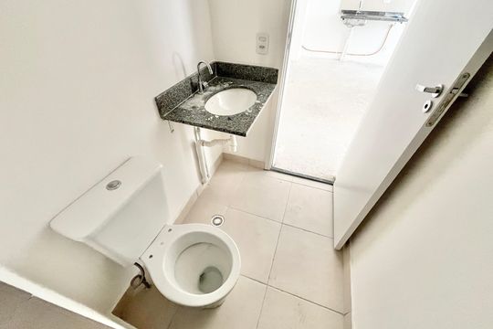 Banheiro de apartamento à venda com 2 quartos, 56m² em Parada Inglesa, São Paulo