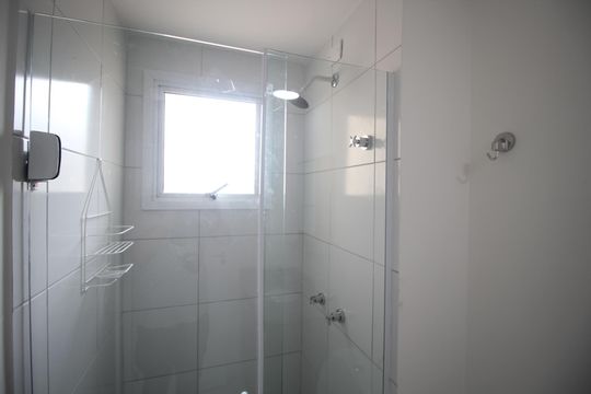 Banheiro de apartamento à venda com 2 quartos, 50m² em Humaitá, Porto Alegre