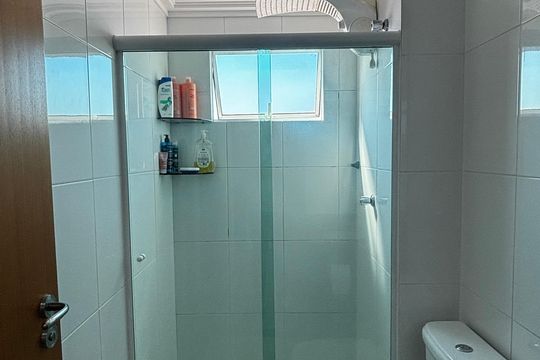 Banheiro da Suíte de apartamento à venda com 2 quartos, 66m² em Parque Sao Vicente, Santo André