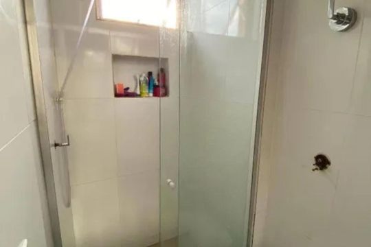 Banheiro social de apartamento à venda com 1 quarto, 41m² em Funcionários, Belo Horizonte
