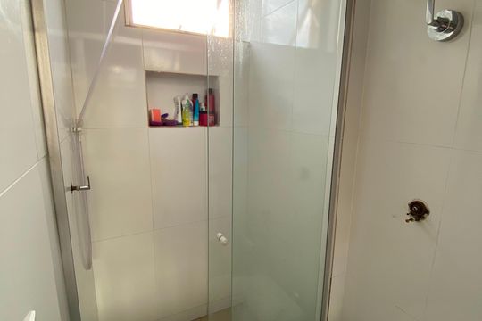 Banheiro social de apartamento à venda com 1 quarto, 41m² em Funcionários, Belo Horizonte