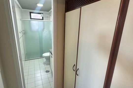 Banheiro de apartamento para alugar com 1 quarto, 47m² em Itararé, São Vicente