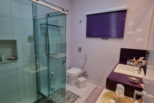 Banheiro da suíte de casa de condomínio para alugar com 4 quartos, 400m² em Jardim Green Park Residence, Hortolândia